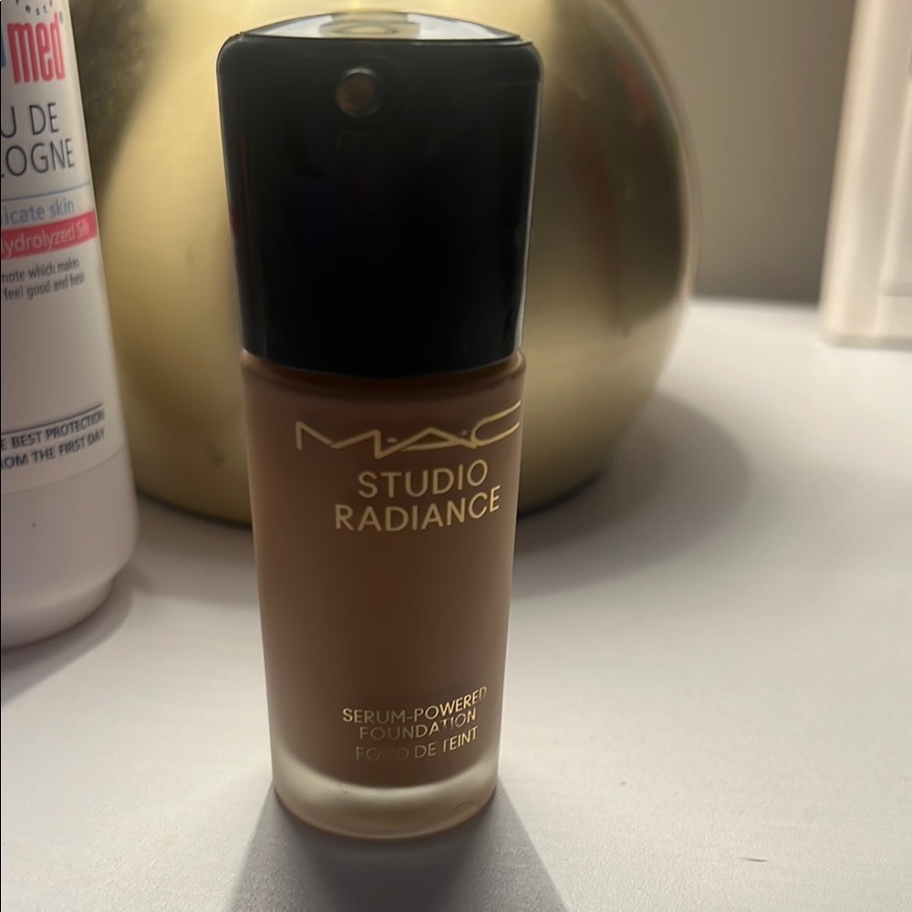 MAC Cosmetics Studio Radiance Serum-Powered Foundation NC35